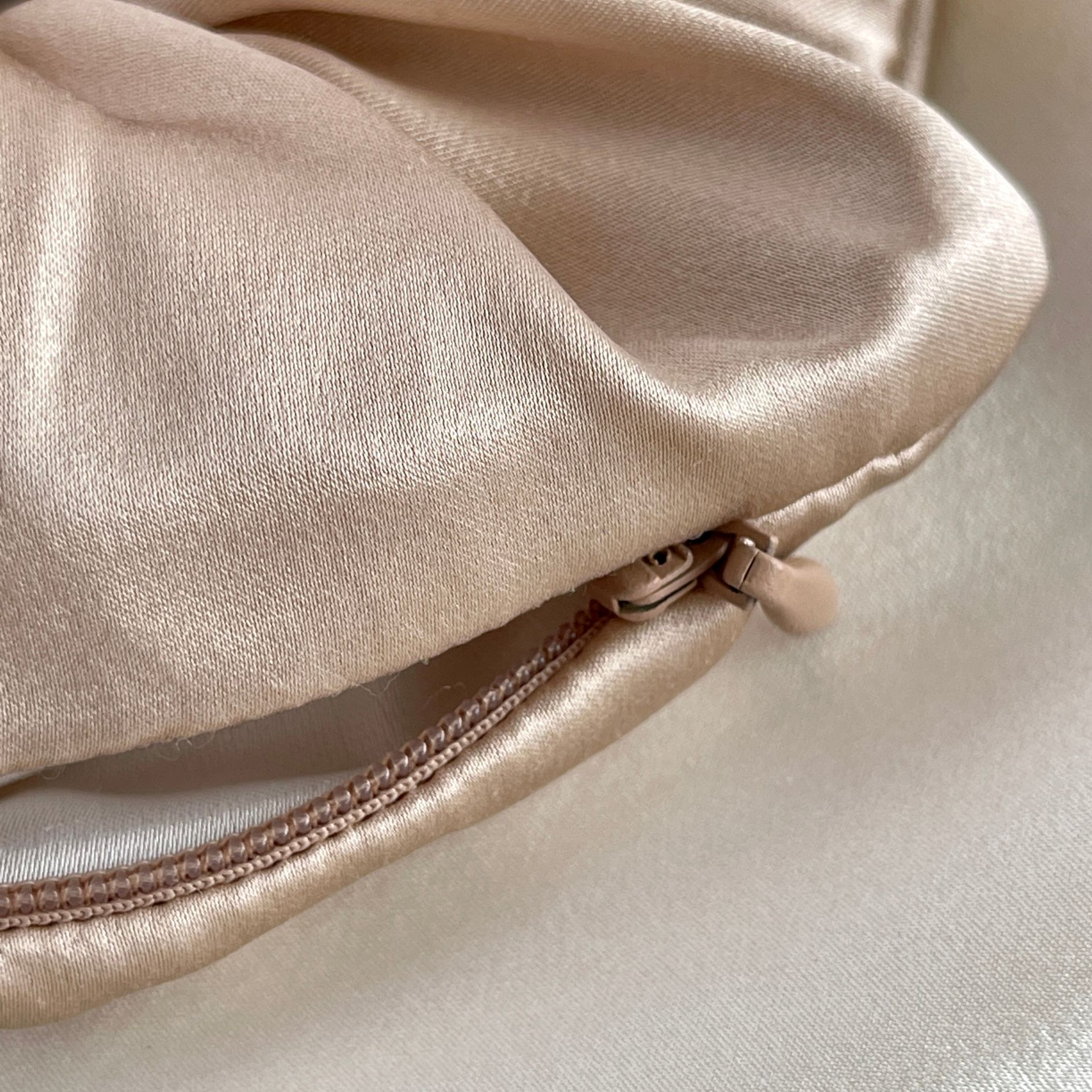 Jedwabna gumka z kieszenia(5)